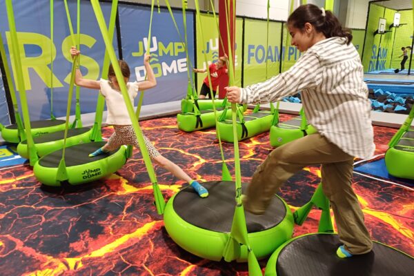 Hoch hin­aus im Jump-Dome – Ein sport­li­cher Aus­flug mit viel Spaß!