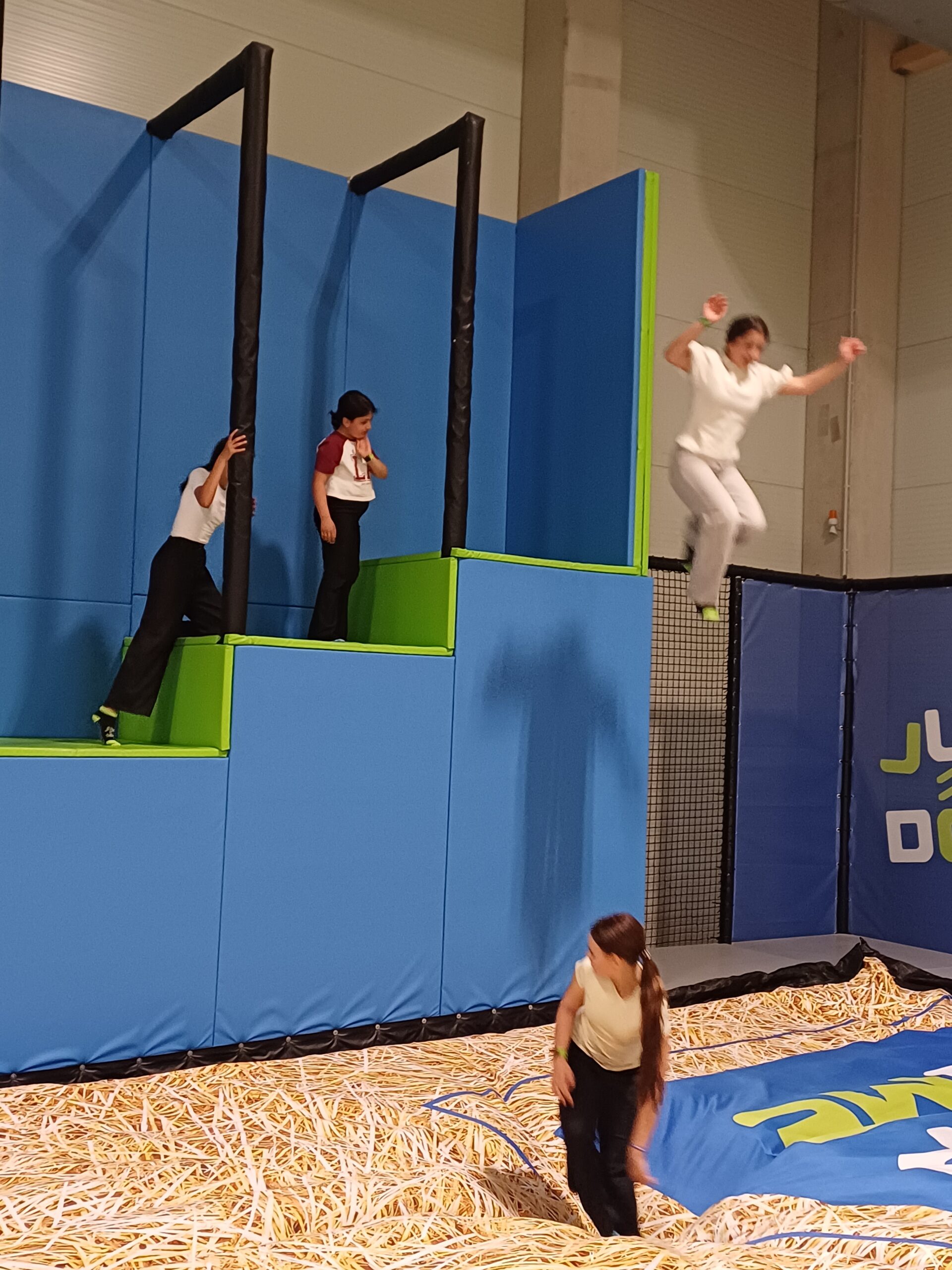 KOMM-Aus­flug in den Jump Dome