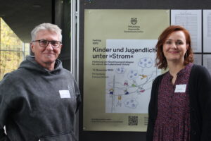 Read more about the article Fach­tag: Kin­der und Jugend­li­che unter „Strom“